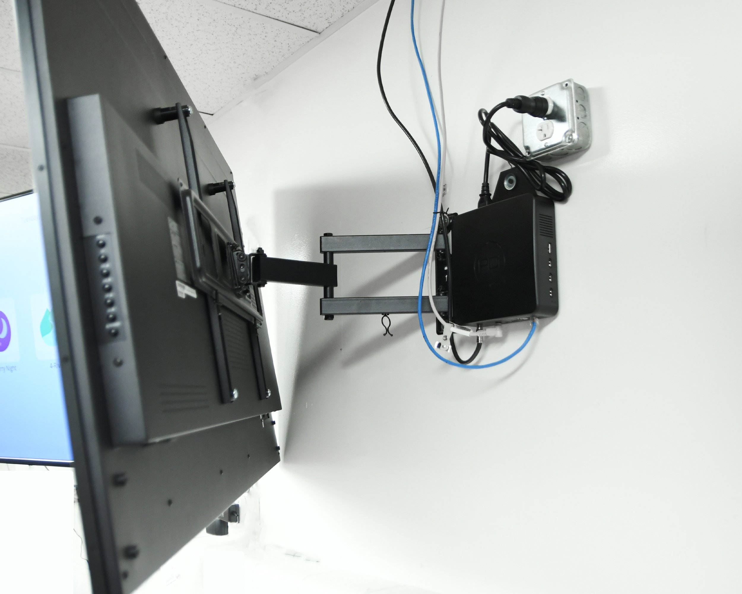 PDi TV BOX mounted to wall