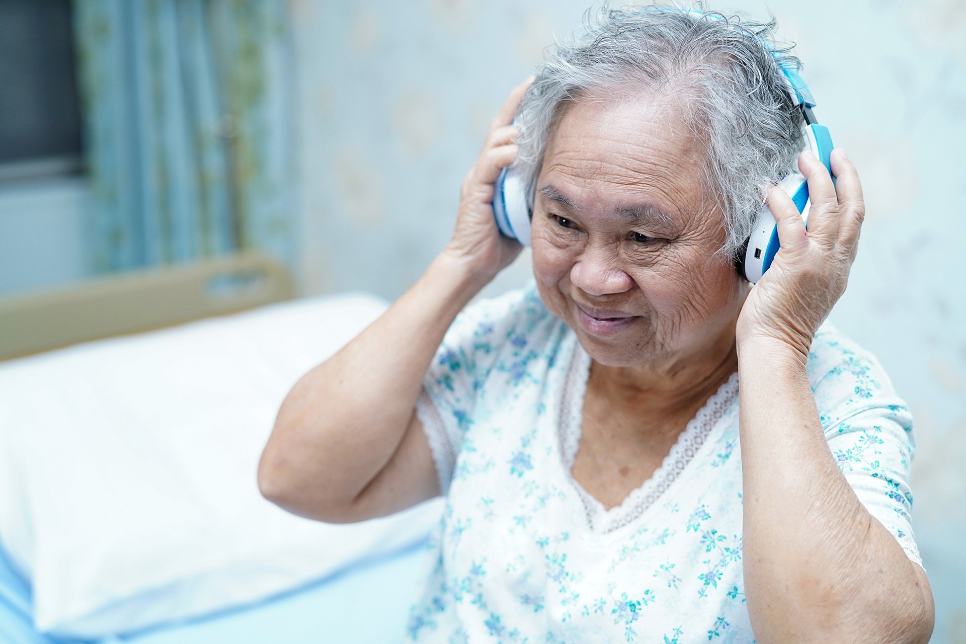 Listening to music improves symptoms of dementia 
