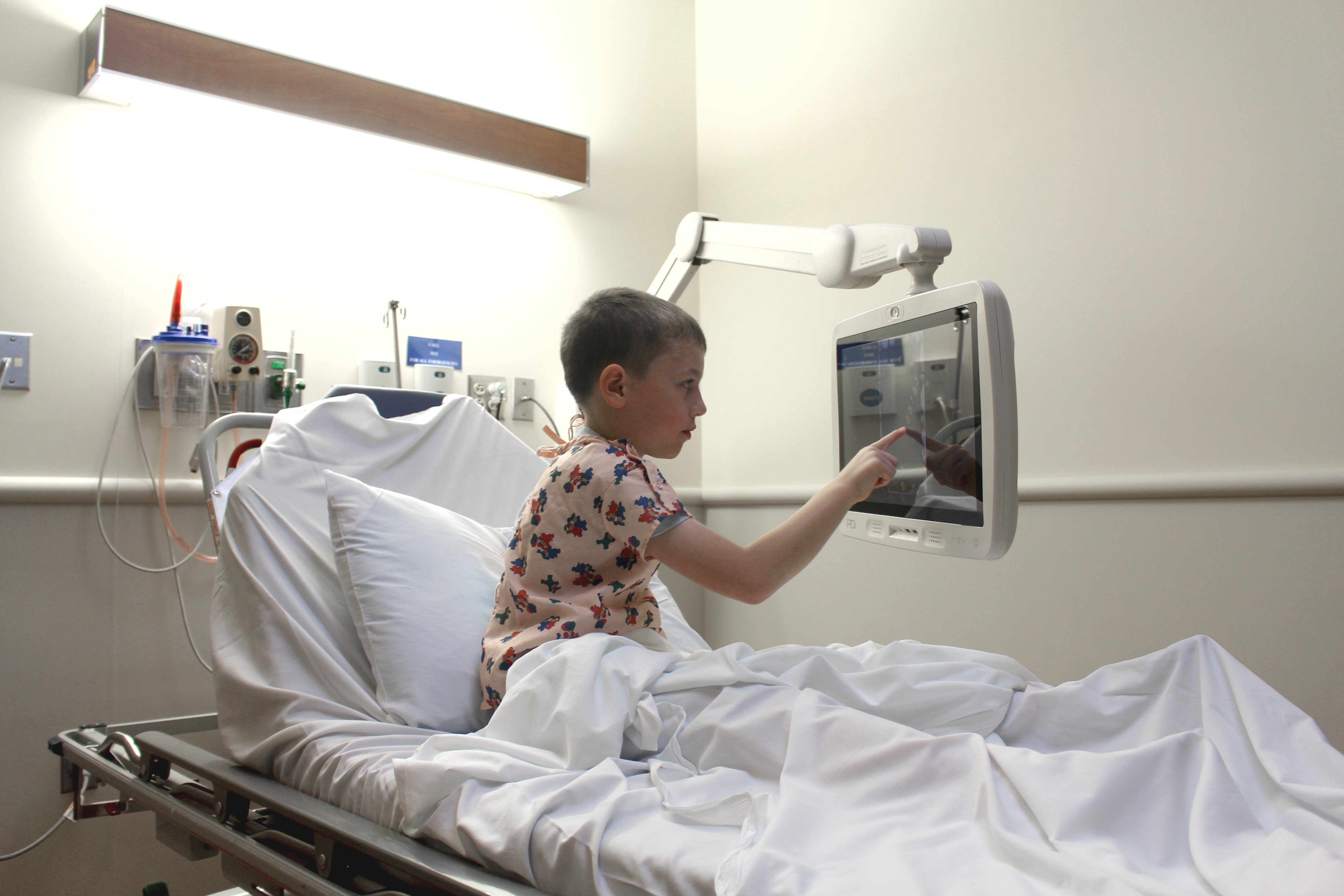 How Arm-mounted Bedside TVs Increase Patient Engagement